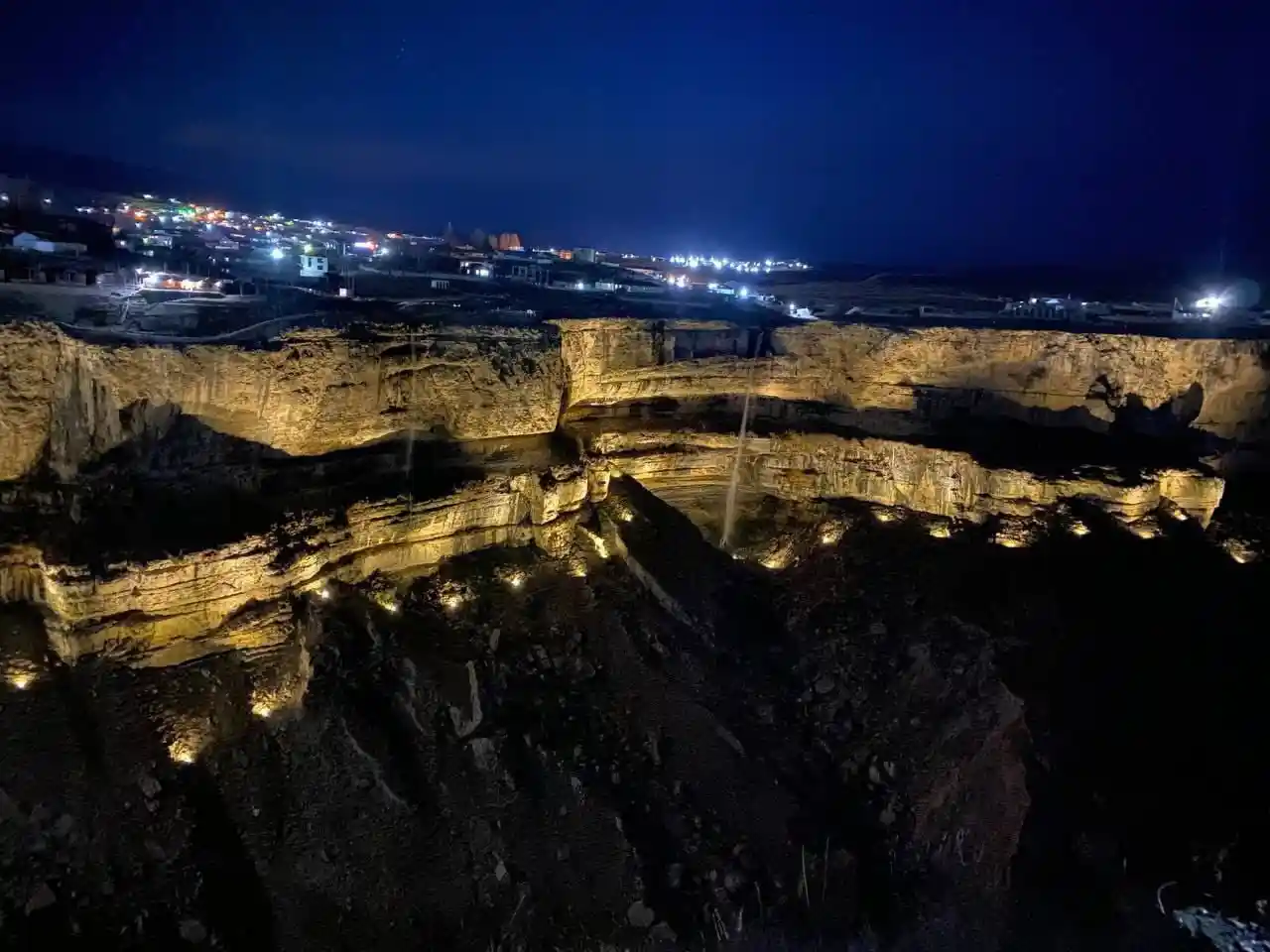 У водопада Тобот